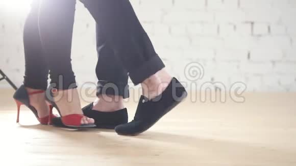 舞者脚穿着时尚鞋一对夫妇在工作室跳舞视频的预览图