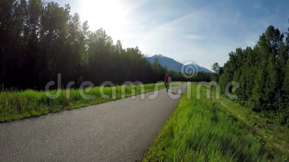 女人骑独轮车在4K路上视频的预览图