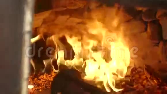 做饭用火扑克旧乌克兰正宗烤箱视频的预览图