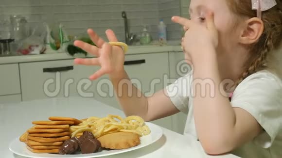 美丽的甜美女孩拒绝一盘水果巧克力薯片一盘零食巧克力薯片视频的预览图