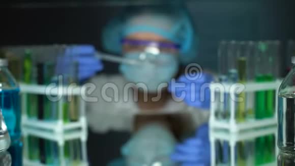 科学家在试验玻璃上滴注油性液体进行实验实验室视频的预览图