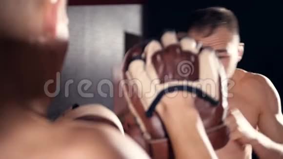 在健身房训练的MMA战士特写镜头视频的预览图