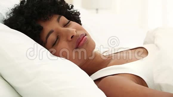 沉睡的黑发女人视频的预览图