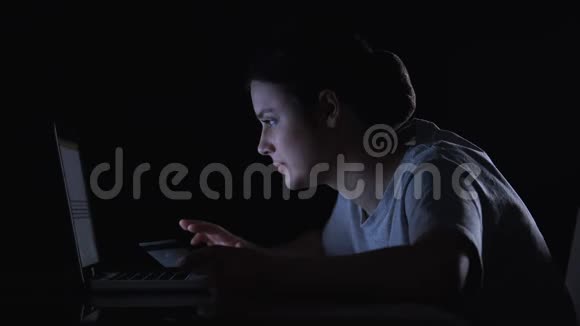 在笔记本电脑上输入信用卡号码的妇女从家里上网购物视频的预览图