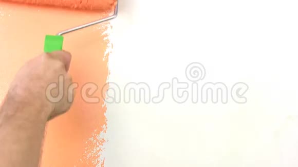 手中的油漆滚筒视频的预览图