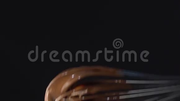 黑巧克力从搅拌器滴下来视频的预览图