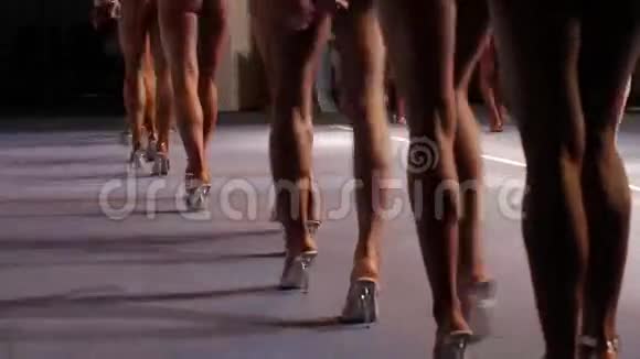女腿在舞台上行走视频的预览图