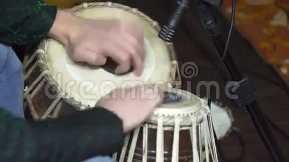 演奏塔布拉鼓的人的特写一个年轻人演奏他的djembe鼓特写男的手在皮肤上跳动视频的预览图