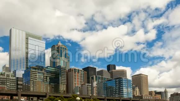 移动的云和天空在西雅图市中心的城市景观与高速公路交通4k超高d时间间隔视频的预览图