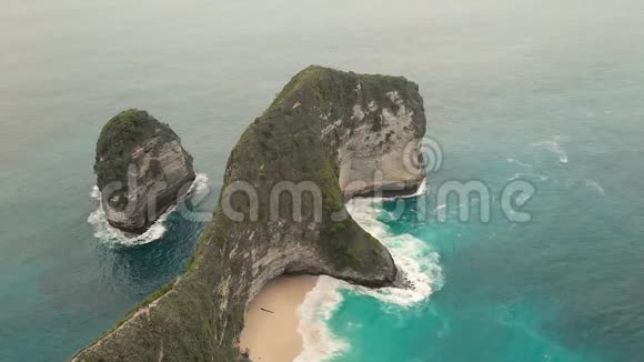 印度尼西亚巴厘NusaPenida岛曼塔湾或Kelingking海滩的空中拍摄视频的预览图