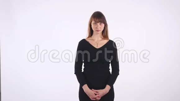 有魅力的愤怒的女人黑色衬衫被隔离在白色背景上视频的预览图
