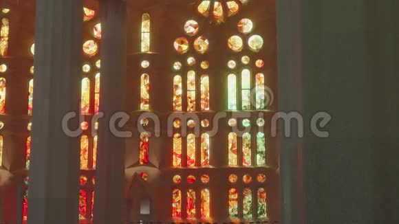 墙上的柱幻想的装饰和彩色玻璃窗舒缓柔和的光线视频的预览图
