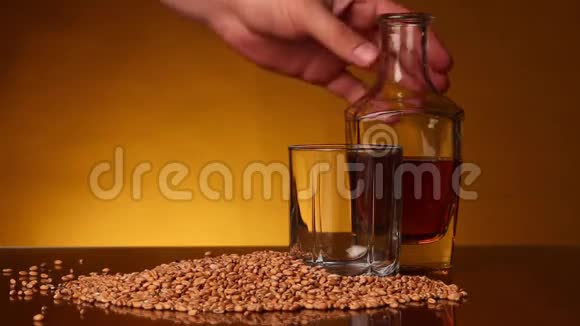 盛满威士忌的玻璃杯玻璃杯附近倒满了小麦视频的预览图