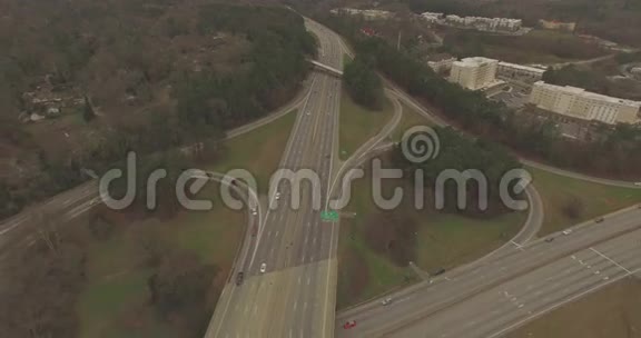 北卡罗来纳州罗利市外繁忙立交桥的无人机航景图视频的预览图