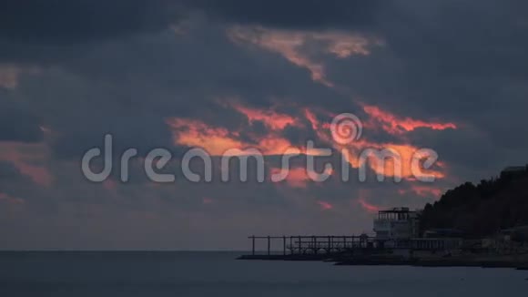 时间流逝暴风云穿过海岸线视频的预览图