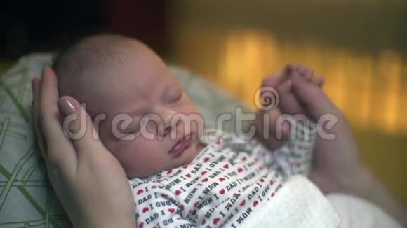 睡眠新生儿按摩手视频的预览图
