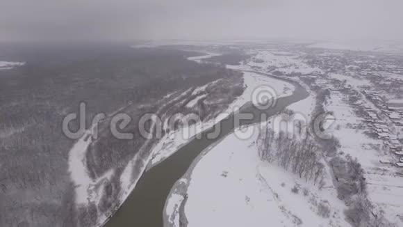 这条河把一个小镇和和森林冬季视频的预览图