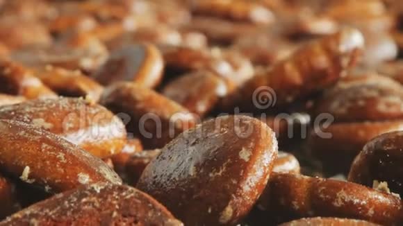 面包饼干背景生产线上的甜面包店食品工业视频的预览图