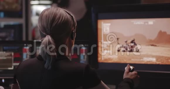 遥控火星车的妇女视频的预览图