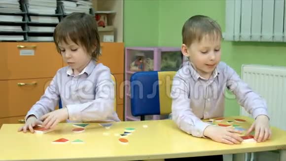 两个男孩玩几何形状视频的预览图