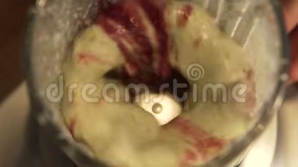 在搅拌机里煮浆果和牛奶视频的预览图