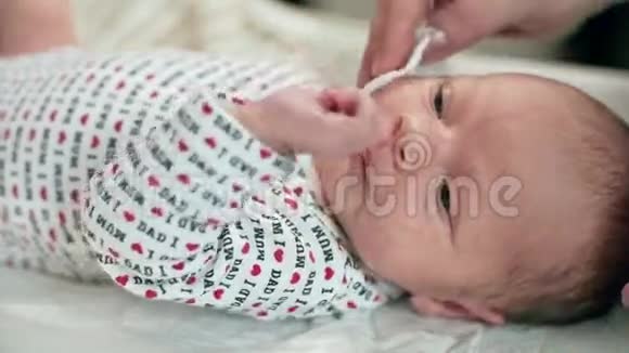 母亲清洁新生儿手脸视频的预览图