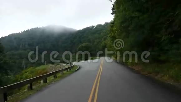 穿过阿巴拉契亚山脉的公路旅行视频的预览图