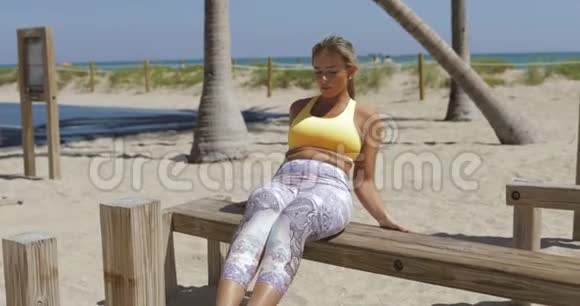 体育运动的性感女人在海滩上健身视频的预览图