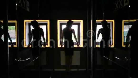 一个女孩在窗户和镜子的背景上视频的预览图