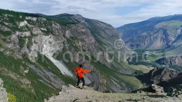 站在山顶上的一个人的轮廓上方移动空中慢动作4k视频的预览图