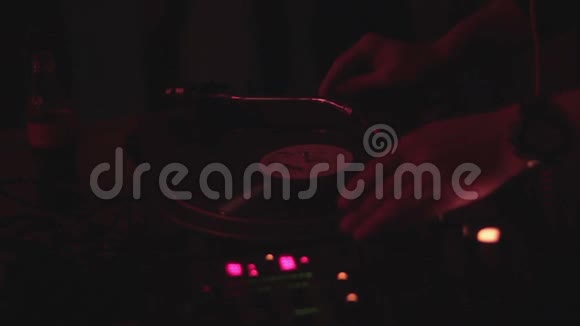 DJ手抓唱片在派对上演奏音乐夜店气氛视频的预览图