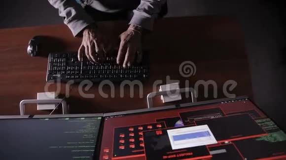黑客晚上用手在电脑键盘上输入黑客的秘密信息视频的预览图