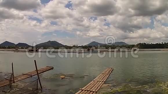 山蒂湖畔的竹筏视频的预览图