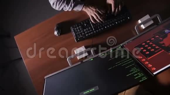 黑客晚上用手在电脑键盘上输入黑客的秘密信息视频的预览图