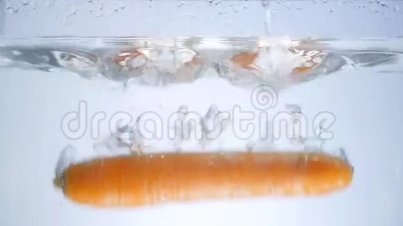 水里的胡萝卜溅在白色的背景上视频的预览图