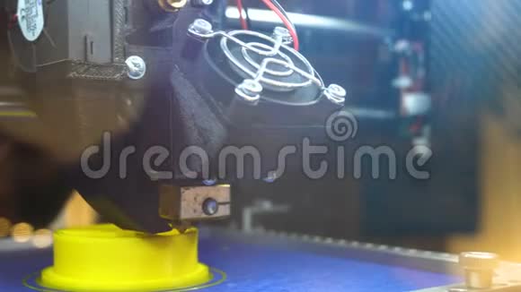 工作3d打印机序列三脚架用塑料丝丝在3D打印机上打印三维打印机视频的预览图