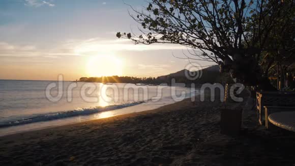 日出时宁静的海滩景观视频的预览图