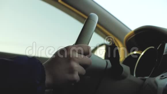 男性手在汽车方向盘上汽车司机视频的预览图