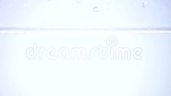 黄瓜落在白色背景的水里视频的预览图