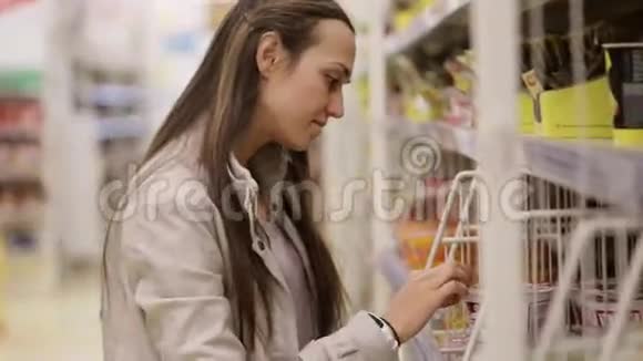 年轻的女人正在超市里选择速溶食品视频的预览图