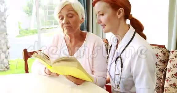 护士和老妇人一起看书视频的预览图