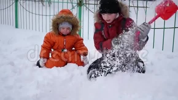 阳光明媚的冬日快乐的孩子们在公园里玩耍雪的冬季景观户外视频的预览图
