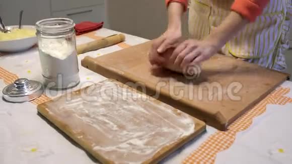 女人揉面团切成片准备饺子乌克兰传统美食视频的预览图