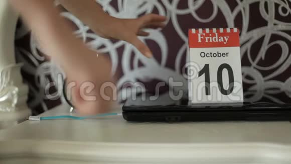 假日更改日历号码10月11日星期六视频的预览图