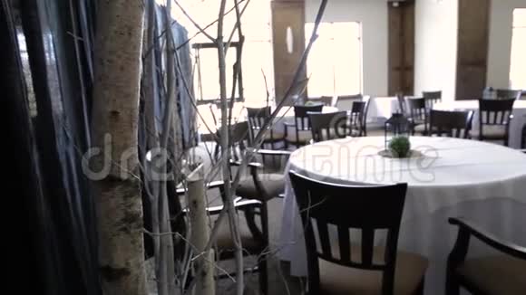 现代餐厅里的家具视频的预览图