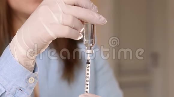一名妇女在胰岛素注射器中取出胰岛素的特写视频的预览图