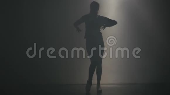 在烟雾弥漫的房间里现代舞蹈视频的预览图