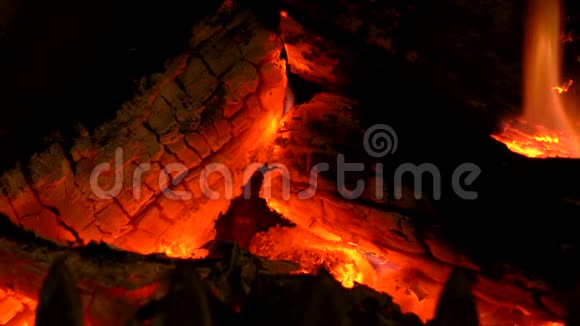 原木在传统的壁炉里燃烧视频的预览图