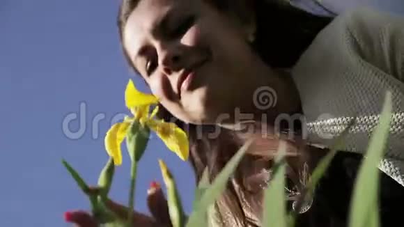 美丽的女人吸入花香视频的预览图