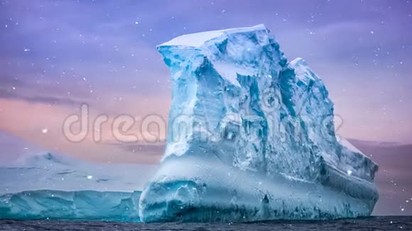 巨大的冰山在五彩缤纷的晚霞中漂浮视频的预览图